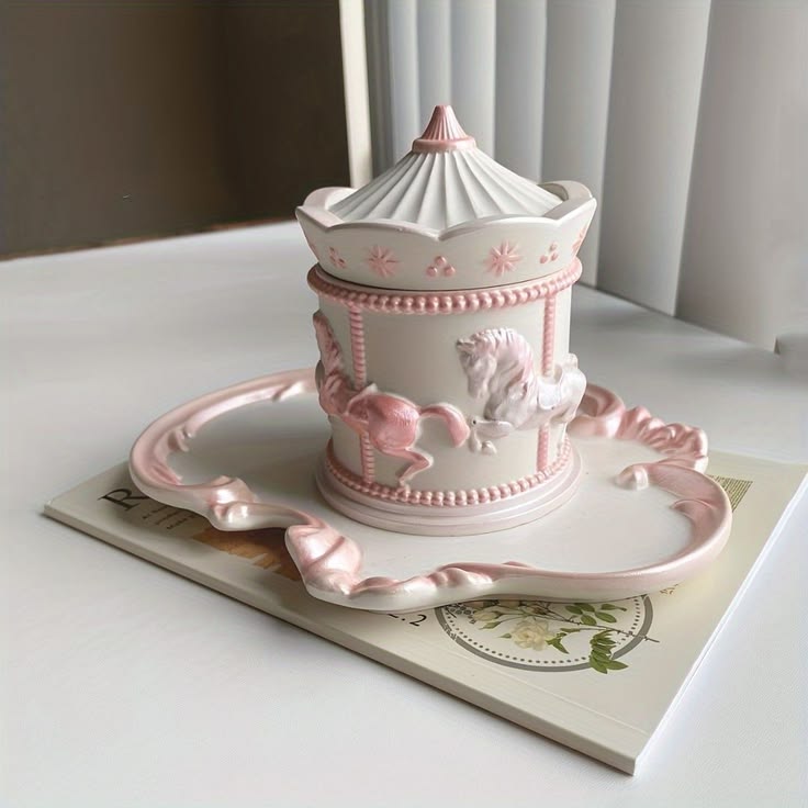 Carousel box with stylish tray