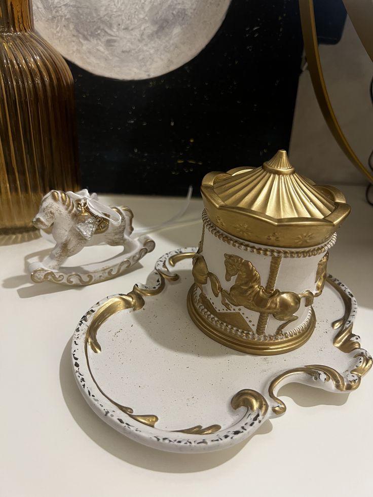 Carousel box with stylish tray